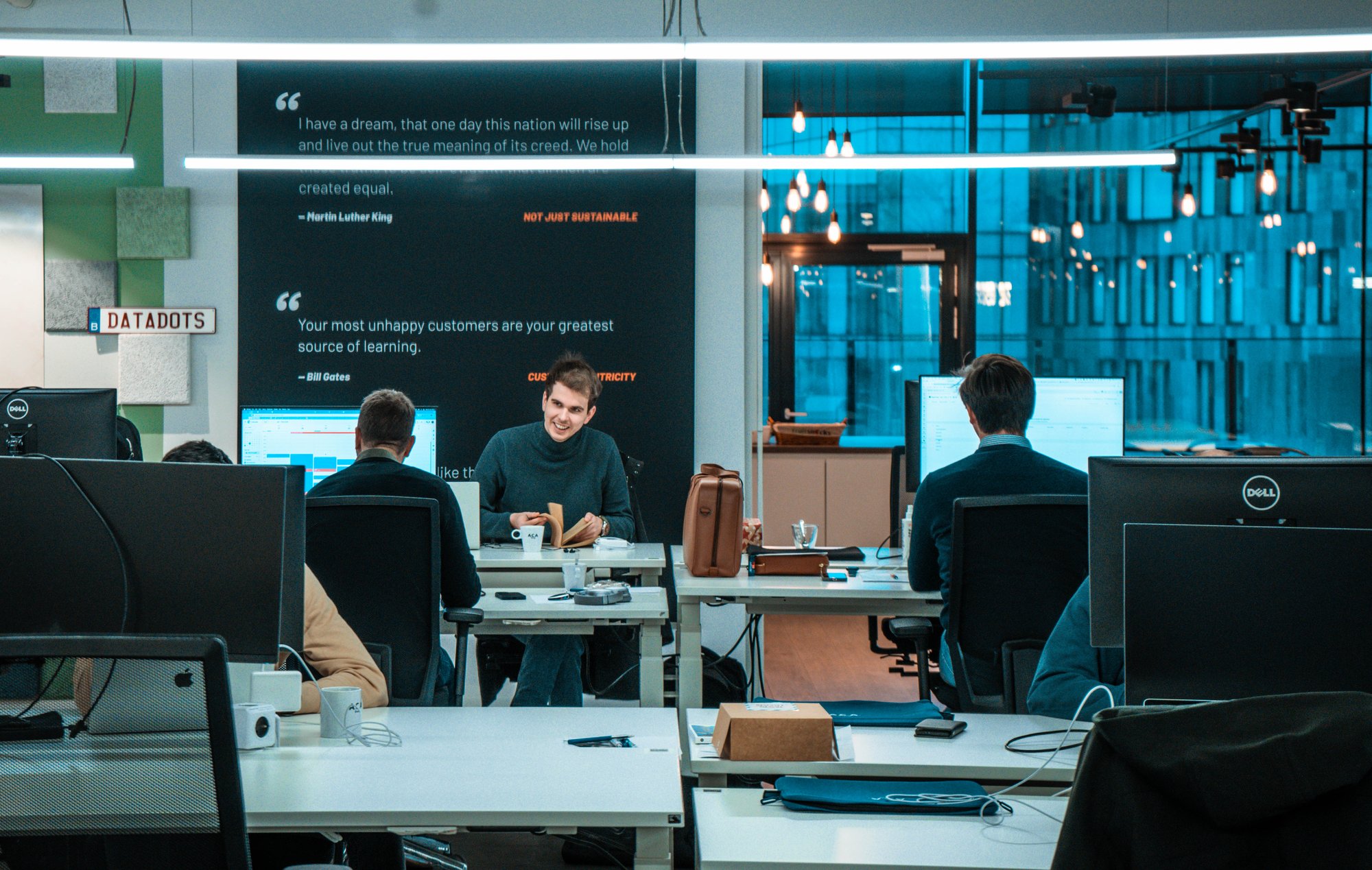 Colleagues working in open space - collegas aan het werk in open space